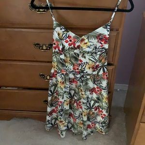 Flared dress with bow in the back